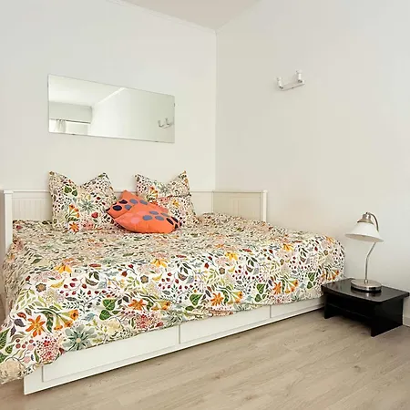 Cozy Just Steps From Train Station *