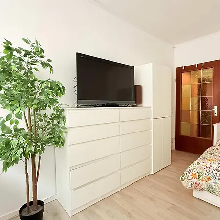 شقة Cozy Just Steps From Train Station *