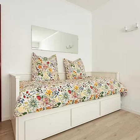 Cozy Just Steps From Train Station شقة *