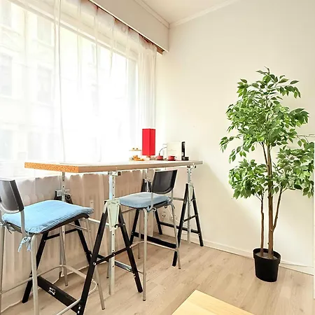 Apartment Cozy Just Steps From Train Station