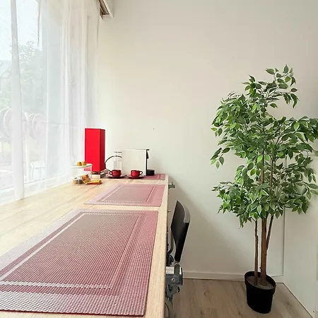 Cozy Just Steps From Train Station شقة