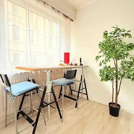 Cozy Just Steps From Train Station شقة *