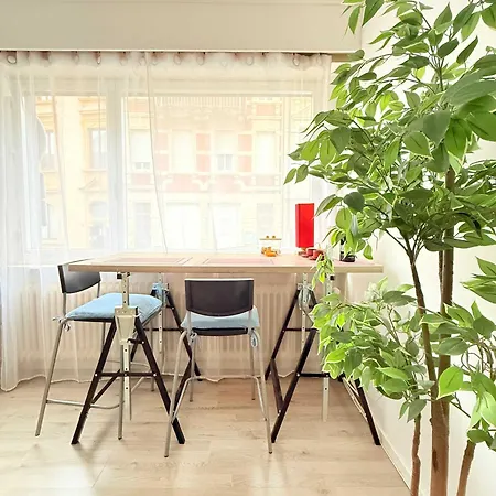 Cozy Just Steps From Train Station *