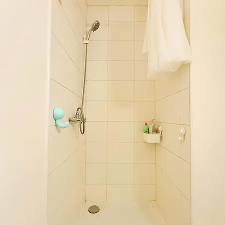 شقة Cozy Just Steps From Train Station