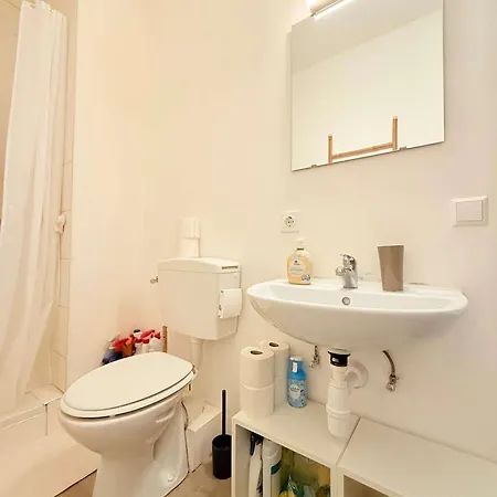 شقة Cozy Just Steps From Train Station *