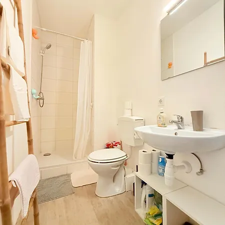 Cozy Just Steps From Train Station *