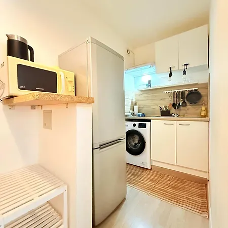 Cozy Just Steps From Train Station