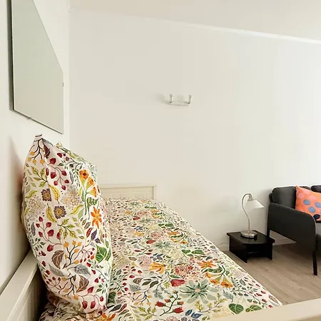 Cozy Just Steps From Train Station شقة *